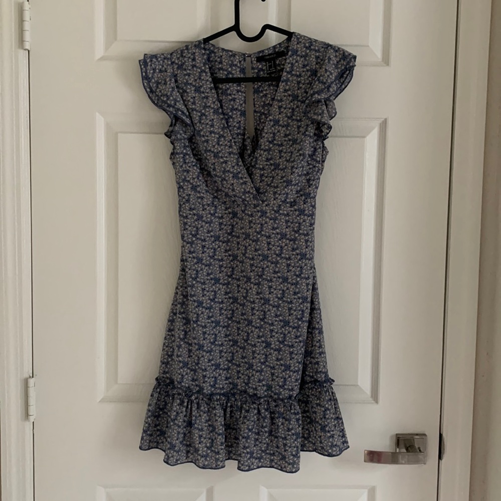 BEAUTIFUL FLORAL DRESS FROM FOREVER 21. SMALL SIZE